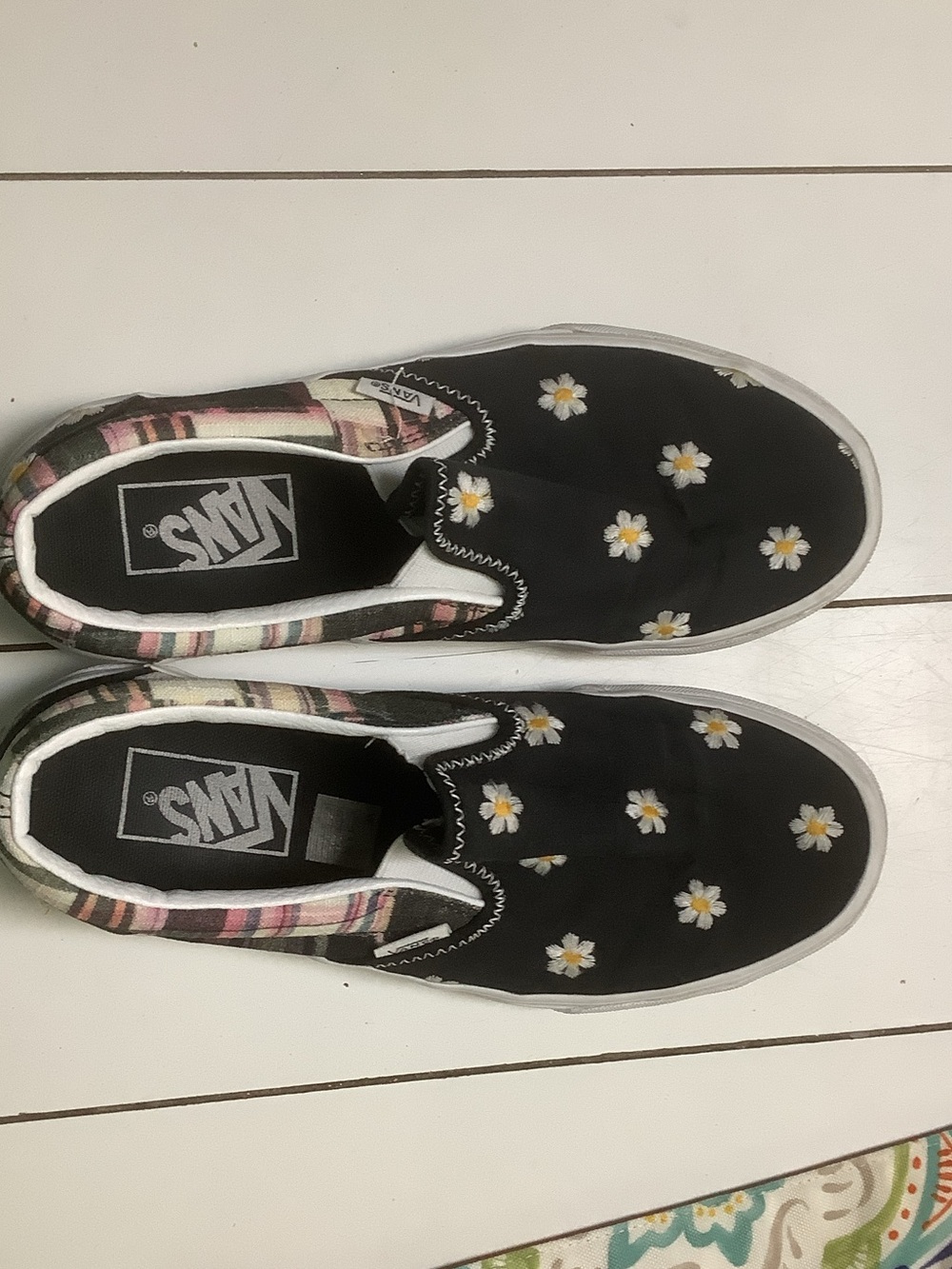 Vans Woman’s Black Slip-On Sneakers with Daisy Print